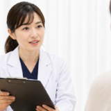 クリニックでカウンセリングを受ける患者と女性医師