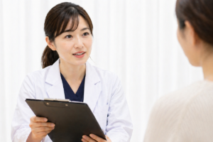 クリニックでカウンセリングを受ける患者と女性医師