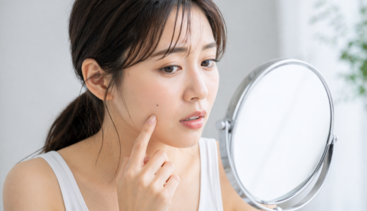 唇のヘルペスとニキビの見分け方｜症状・原因・治療法を解説