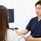 クリニックでカウンセリングを受ける患者と男性医師