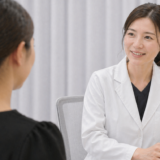 クリニックで診察を受ける患者と女性医師