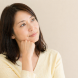考え事をする女性