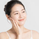 頬に手を当てている女性