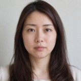 あごにいくつかのニキビがある女性
