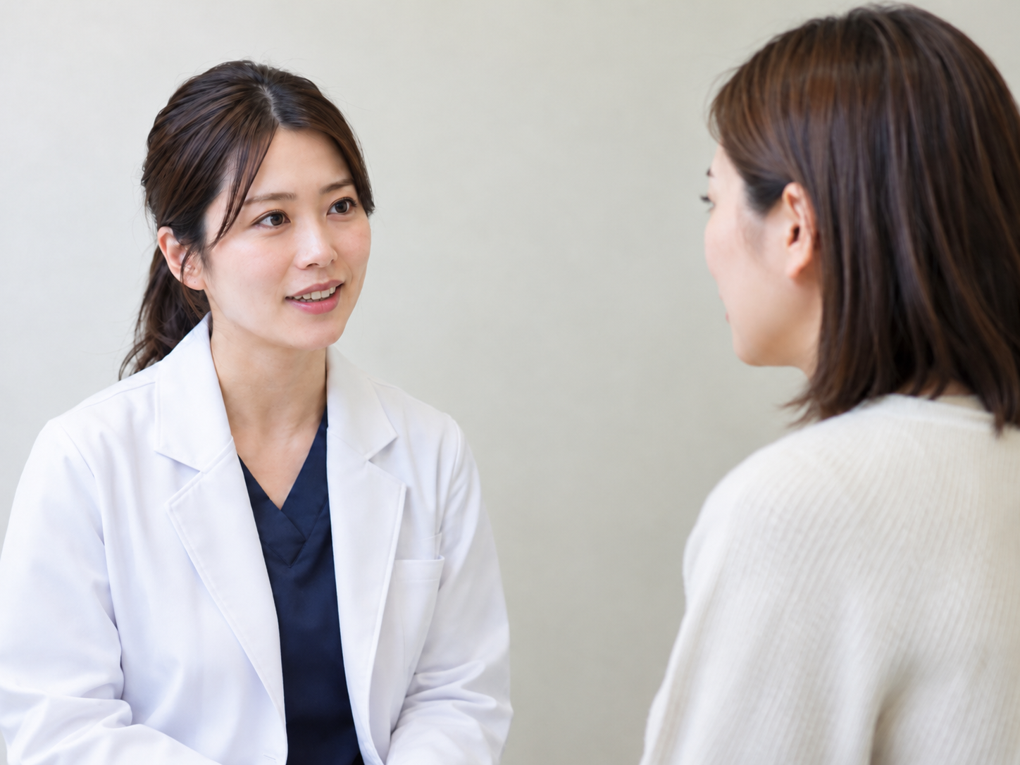 患者と話している女性医師