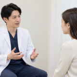 患者に説明を行う男性医師
