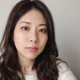 鼻にニキビがある女性