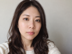 鼻にニキビがある女性