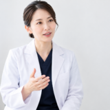説明を行う女性医師