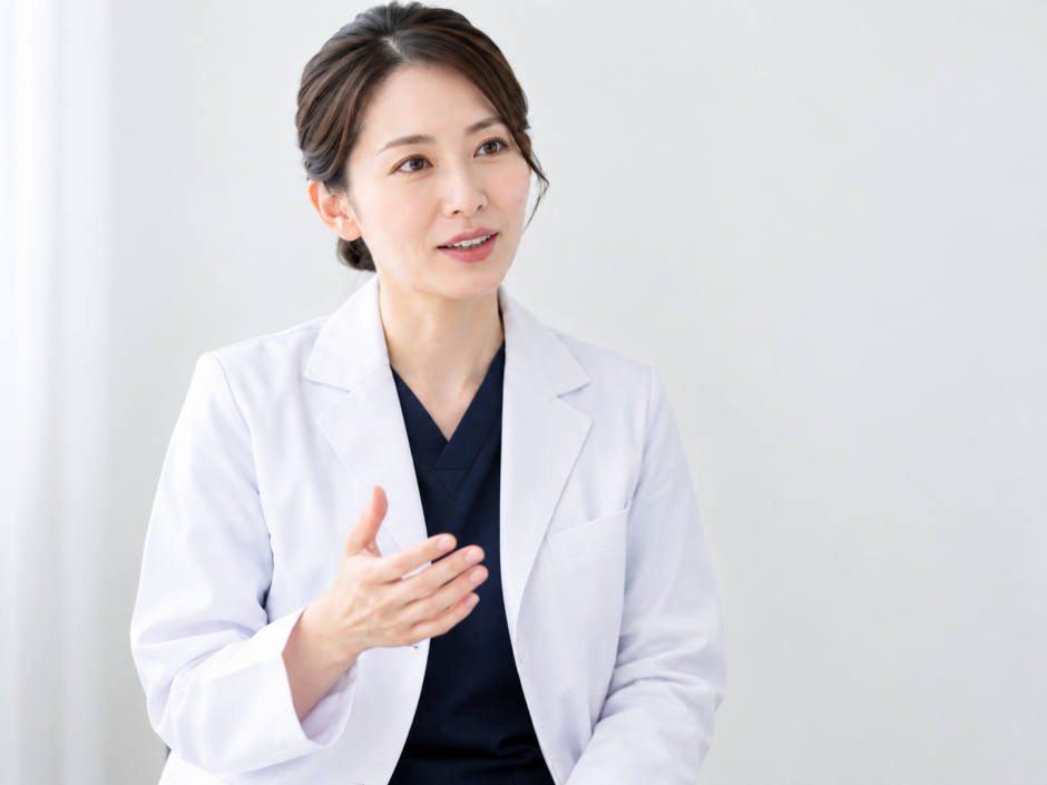 説明を行う女性医師