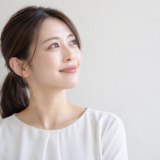 遠くを見て微笑む女性
